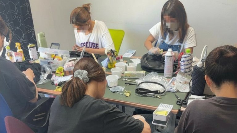 現場での検品・撮影作業の様子